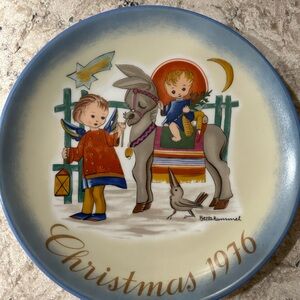 Vintage Berta Hummel Christmas 1976 Collectors Plate-Schmid Bros.